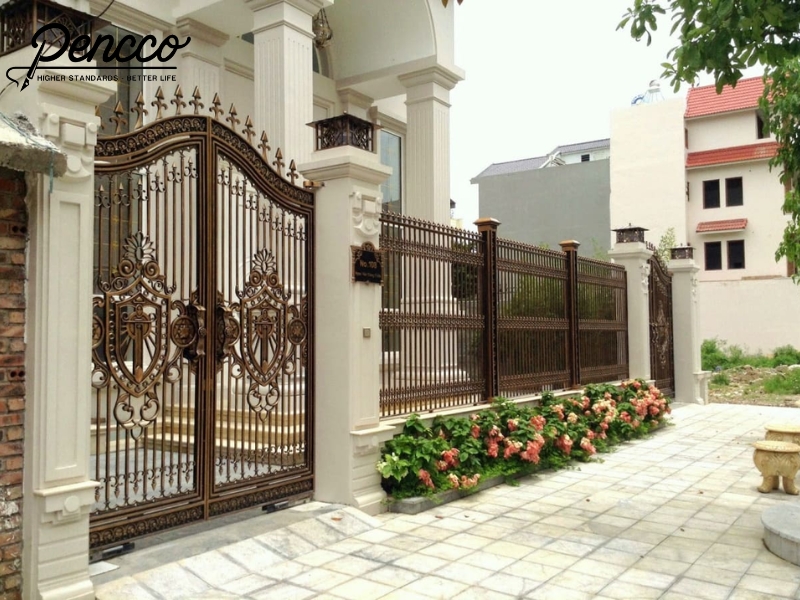 Tường rào và cổng sử dụng cùng tông màu với mặt tiền