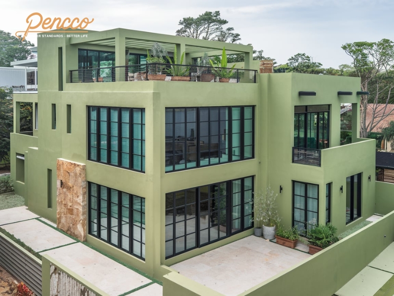 Nhà 2 tầng màu xanh ngọc bích với ban công rộng.