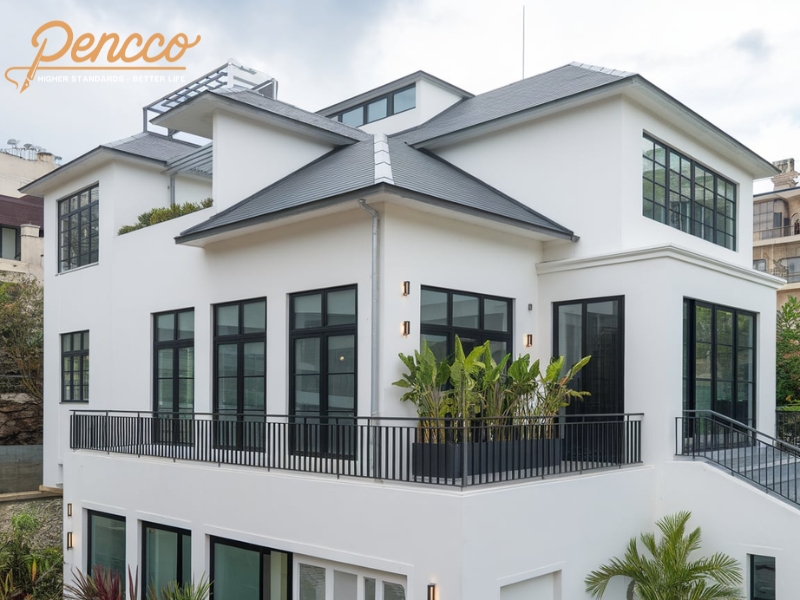 Nhà sơn trắng phối hợp cửa đen và ban công xám