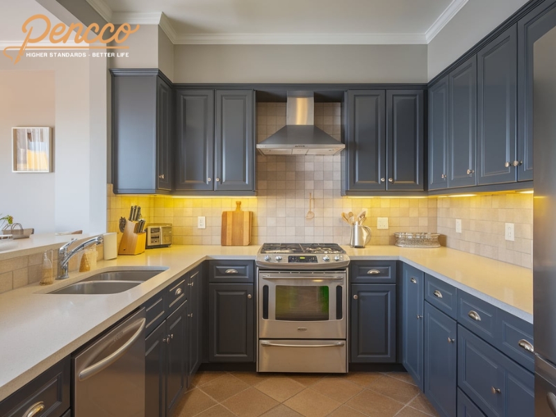 Tủ bếp màu ghi đậm với viền inox trong phòng bếp hiện đại.