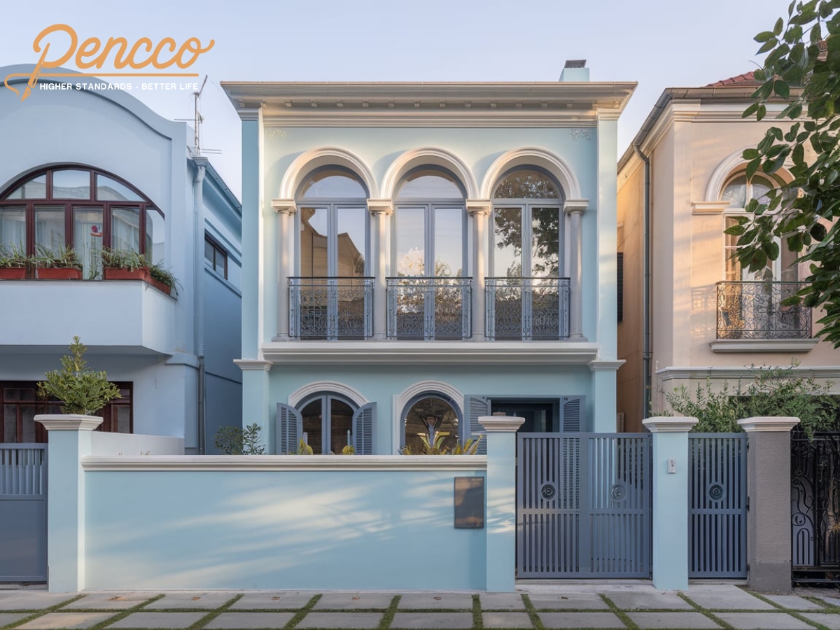 Nhà 2 tầng phối màu xanh dương nhạt - xám ghi sáng sủa.