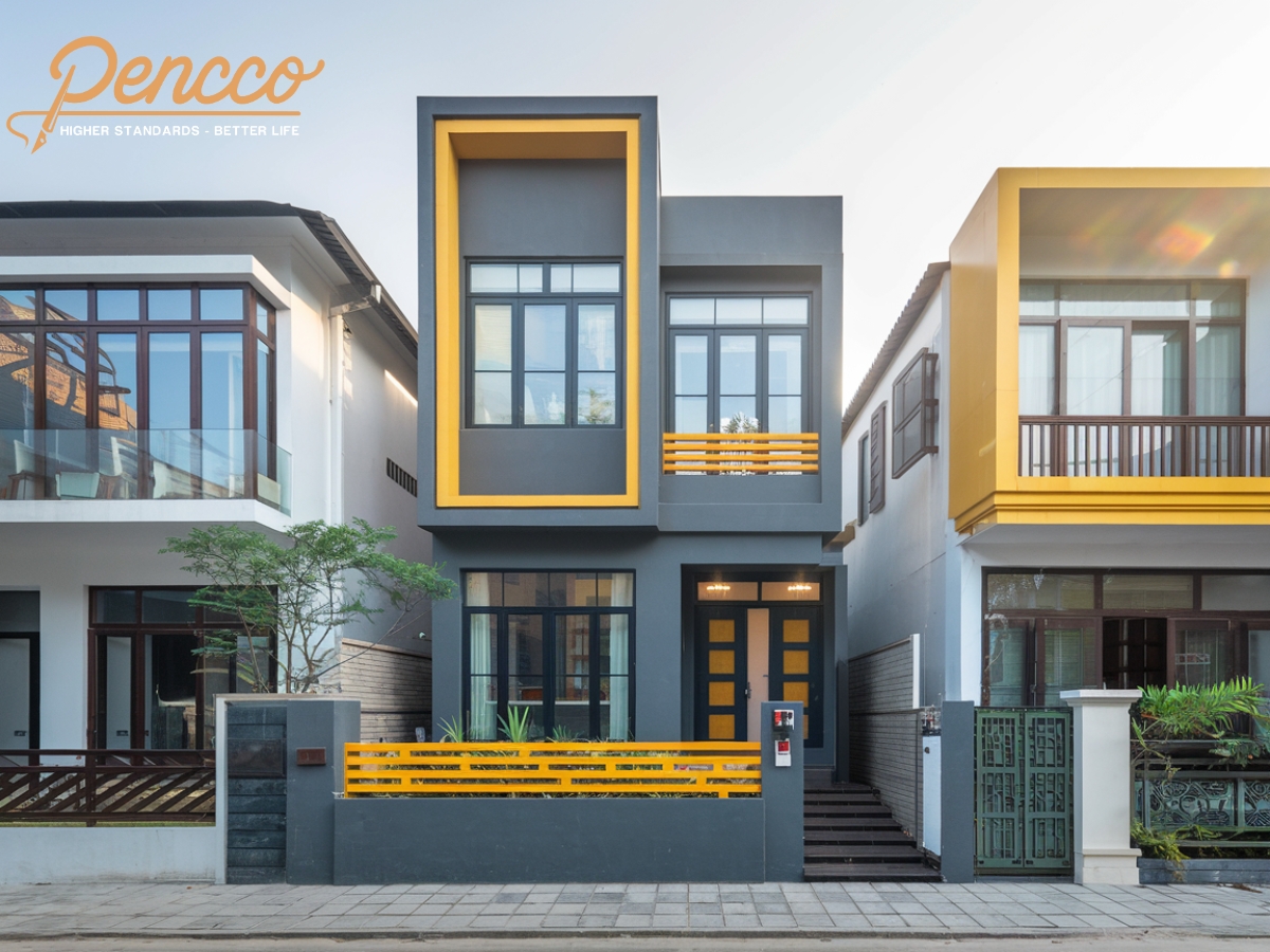 Nhà 2 tầng phố xám - vàng với ánh nắng sáng nhẹ.