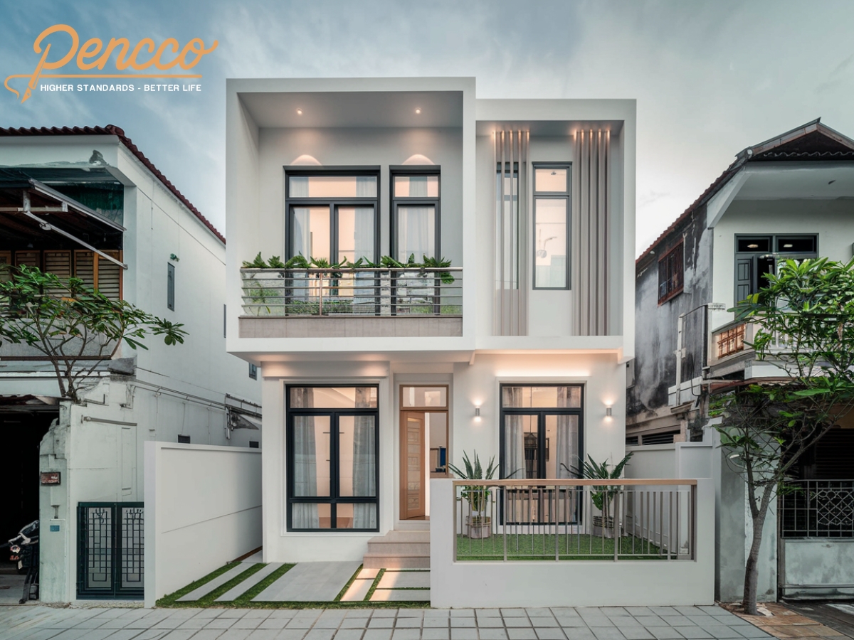 Nhà ống 2 tầng xám nhạt - trắng viền với ban công hiện đại.
