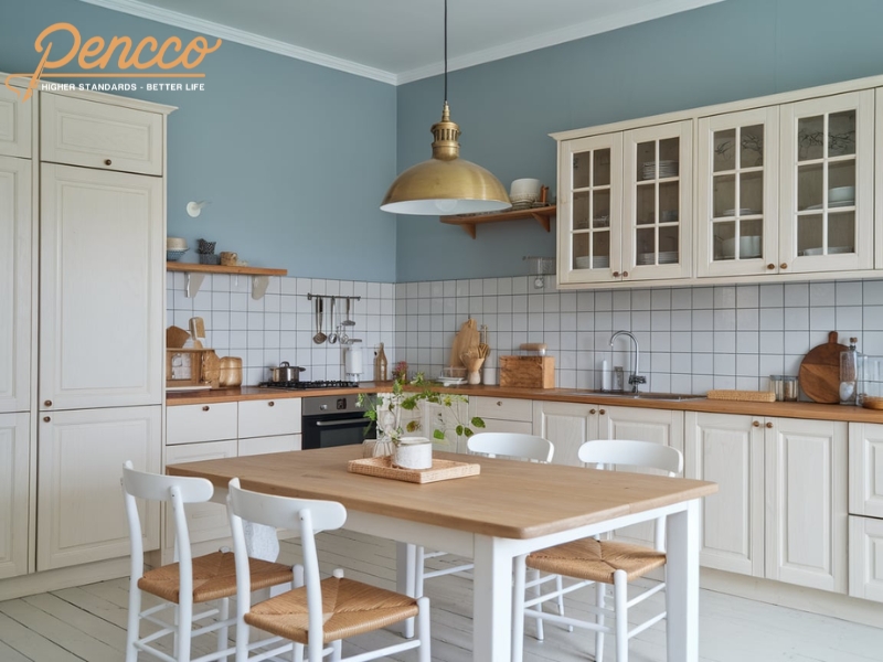 Đèn thả trần màu đồng trong phòng bếp Scandinavian.
