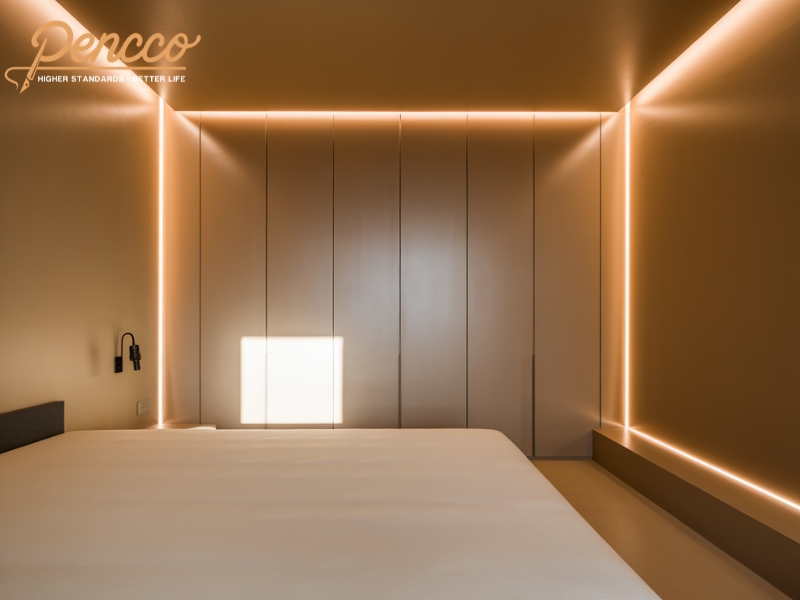 Đèn LED gián tiếp trong phòng ngủ hiện đại với màu sơn vàng nâu cát.