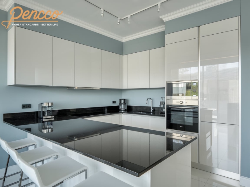 Nhà bếp với mặt bàn đá granite đen và thiết bị inox cao cấp