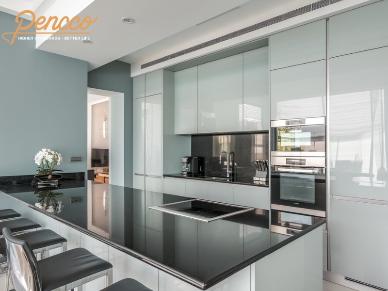 Nhà bếp sang trọng với mặt bàn đá granite đen và thiết bị inox