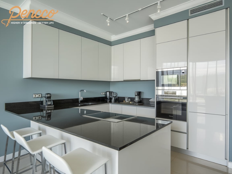 Bếp hiện đại với tủ acrylic bóng trắng và màu sắc nhã nhặn.