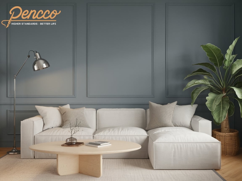 Phòng khách với sofa trắng và bàn gỗ sáng màu